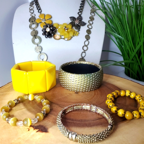 Jewelry - Mixed Lot Vintage & Costume Jewelry - Yellow / Gold Tones